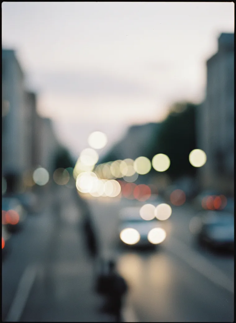 50mm f/2 렌즈가 만든 황혼 거리의 보케